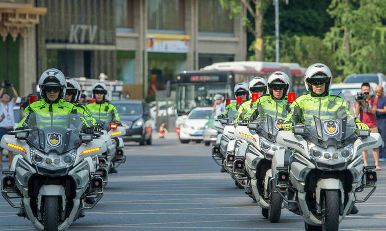 成都铁骑警首次亮相身高平均1米8以上高颜值引路人驾车追拍