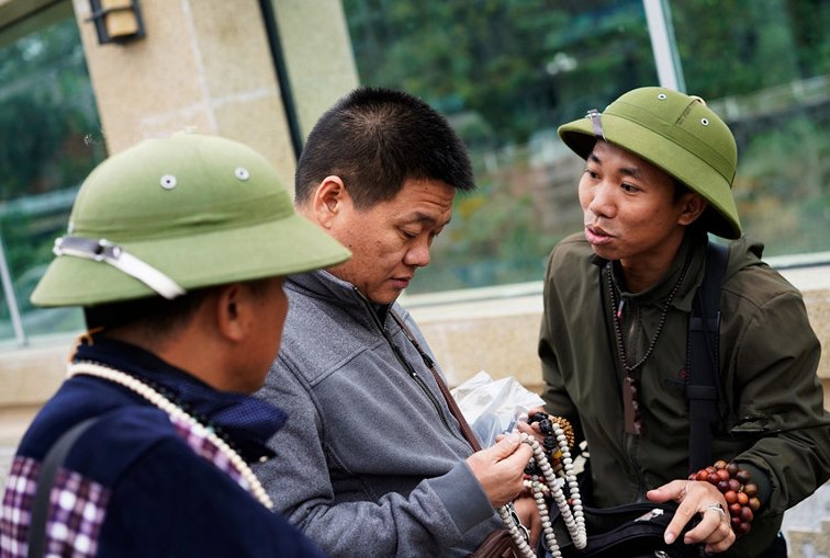 实拍中越边境:中国人一出门,越南人就围了上来