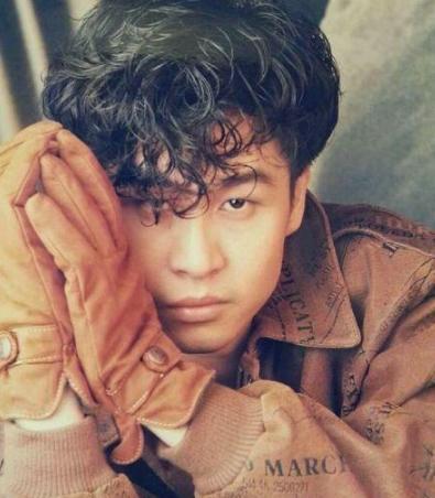 九十年代凭一曲红遍中国, 却因唱一首歌入狱7年, 如今路边无人识