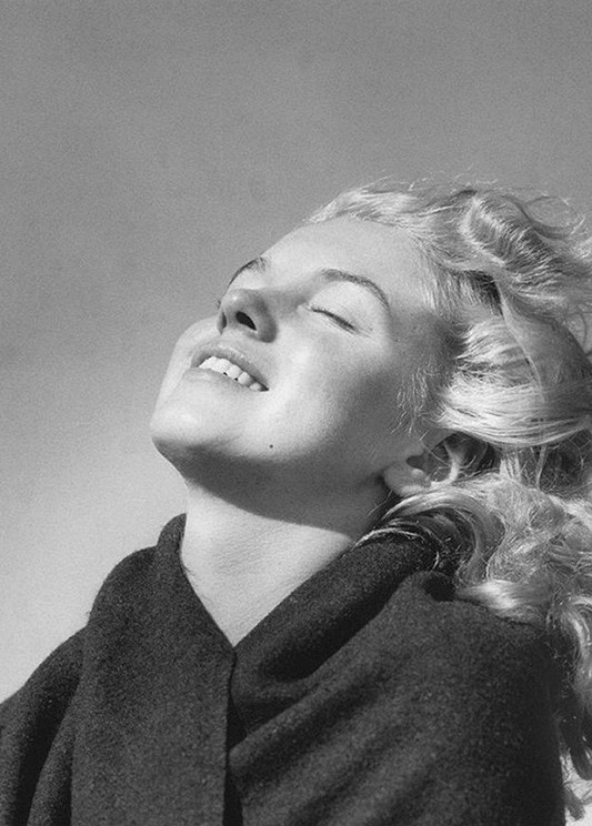 罕见老照片,20岁的玛丽莲梦露素颜照,真是美若仙子