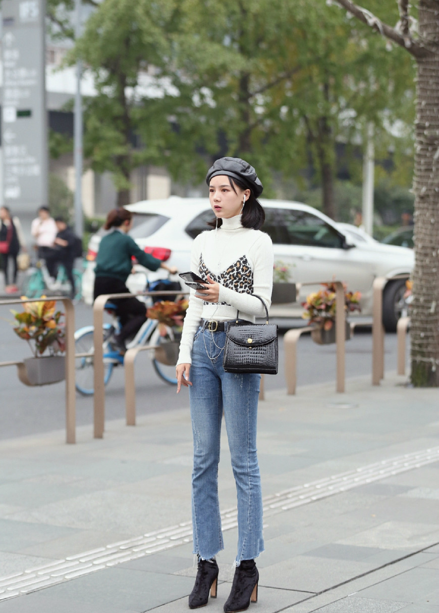 街拍,八张图让你爱上戴帽子的女生,你更喜欢哪个女生