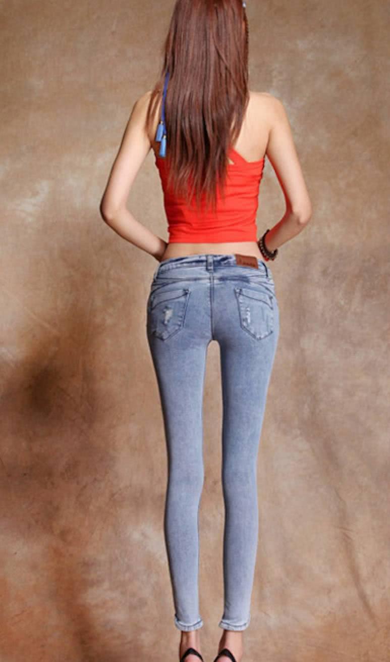 穿紧身牛仔裤可以完全发挥女性的身材优势