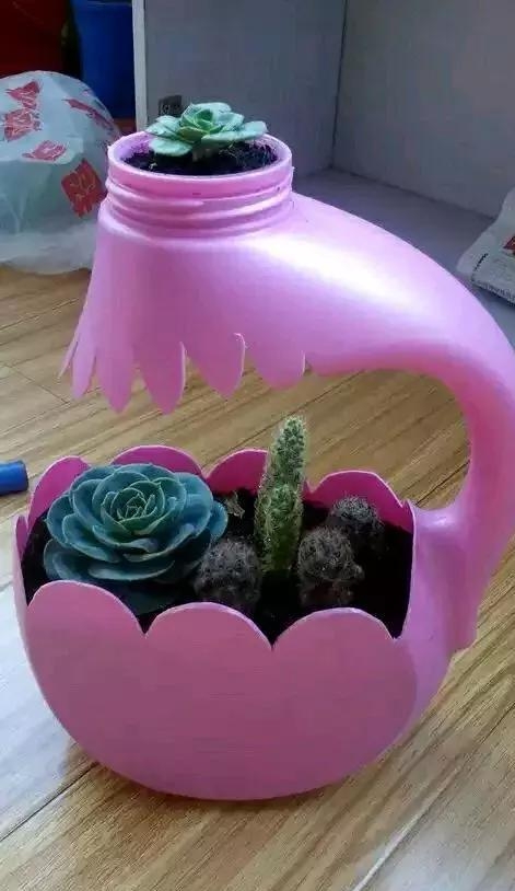 洗衣液桶别丢了,这样剪"1刀",变"特色花盆",比买的还漂亮