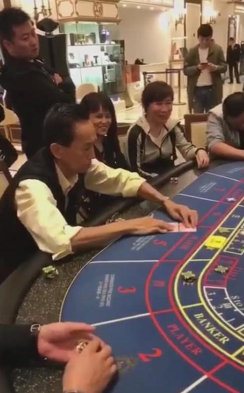 "老千大叔"意外走红,赌桌前大秀手速,网友:医院wifi快不