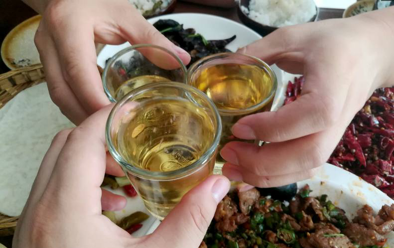 常去这饭店吃饭,今天点三个菜,喝六瓶酒消费122元