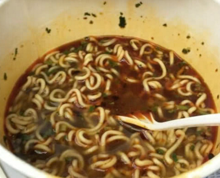 室友穷只能吃泡面,看到他面后,网友直呼,贫穷限制我的想象