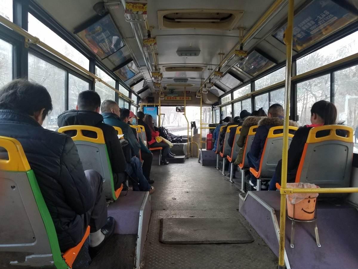 在公交车上,我拒绝为一位老人让座,我想我比他更需要坐着