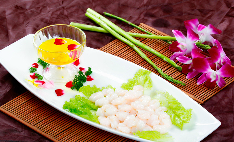 主要以虾仁主料,巧用碧螺春作配料,成菜具有茶香味鲜,清淡爽口,色泽