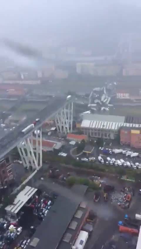 8月14日,意大利热那亚高架桥坍塌,20多辆汽车