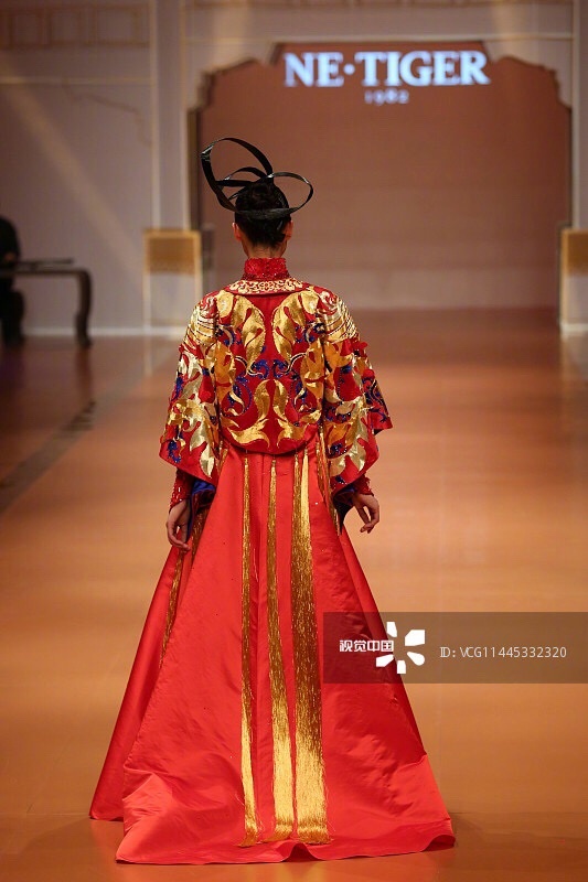 14春夏中国时装周ne.tiger秀,身穿中式刺绣复古婚纱t台走秀