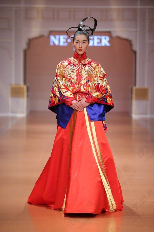 14春夏中国时装周ne.tiger秀,身穿中式刺绣复古婚纱t台走秀