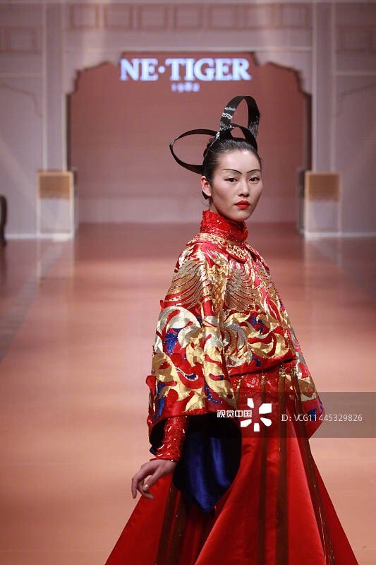 14春夏中国时装周ne.tiger秀,身穿中式刺绣复古婚纱t台走秀