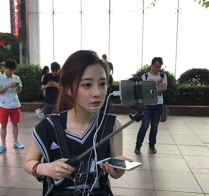 冯提莫昨日户外晒直播照片 网友称原来比门把手高一点