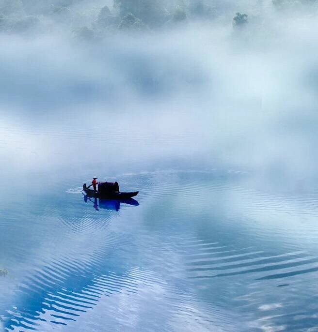 浩瀚江流一叶舟,渔人辛苦度春秋