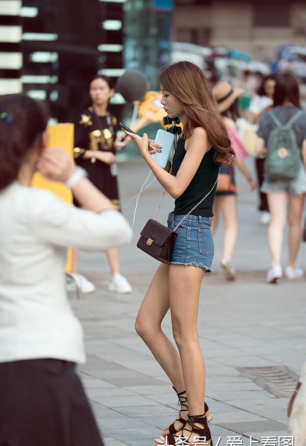 搭配比较讲究的重庆美眉.