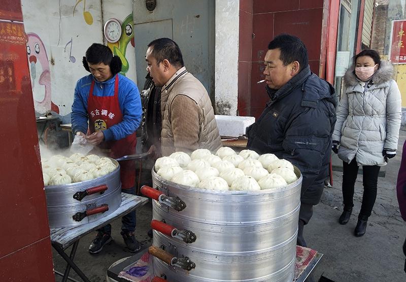 这家早餐店每天能卖800个大包子, 来晚了买不到