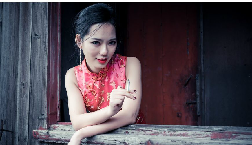 人物摄影女孩穿红色旗袍抽烟的时候最美