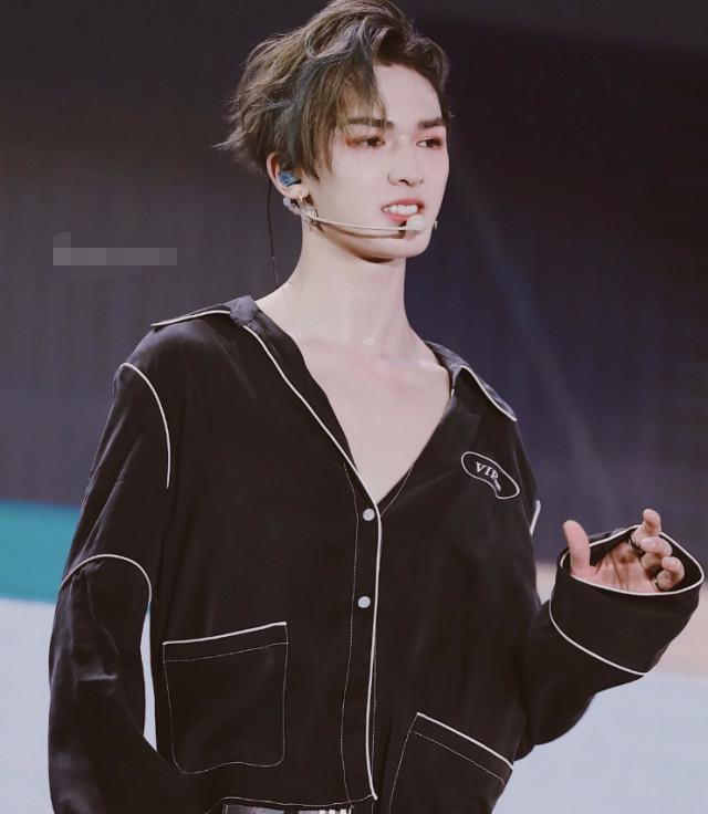 朱正廷搞怪新发型,一半巧克力一半牛奶,灵感来自白加黑感冒药?