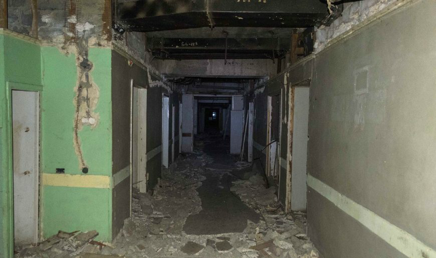 夜探前苏联废弃医院,走廊悠长漆黑,电梯井深不见底|前苏联|医院|建筑