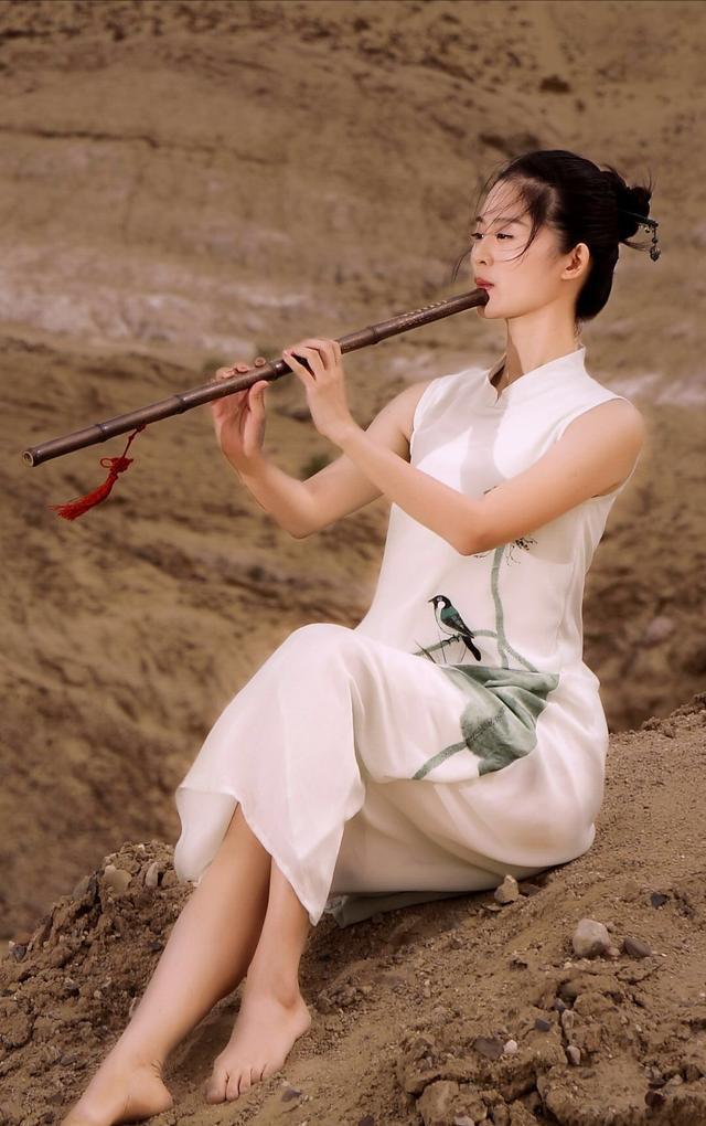 空谷幽兰美人如玉一个会吹箫的女人