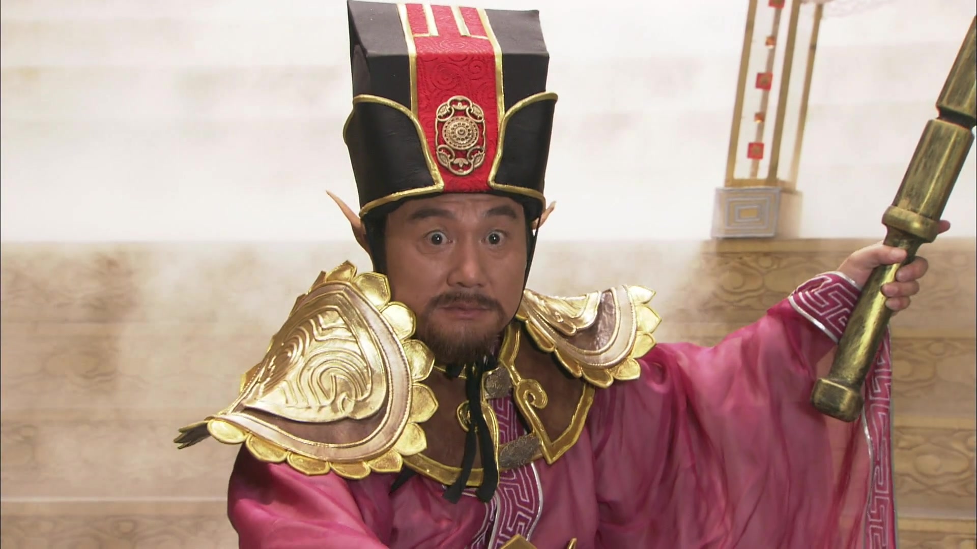 石敢当拿出神器开山钺,在天庭大殿与火德星君打斗起来