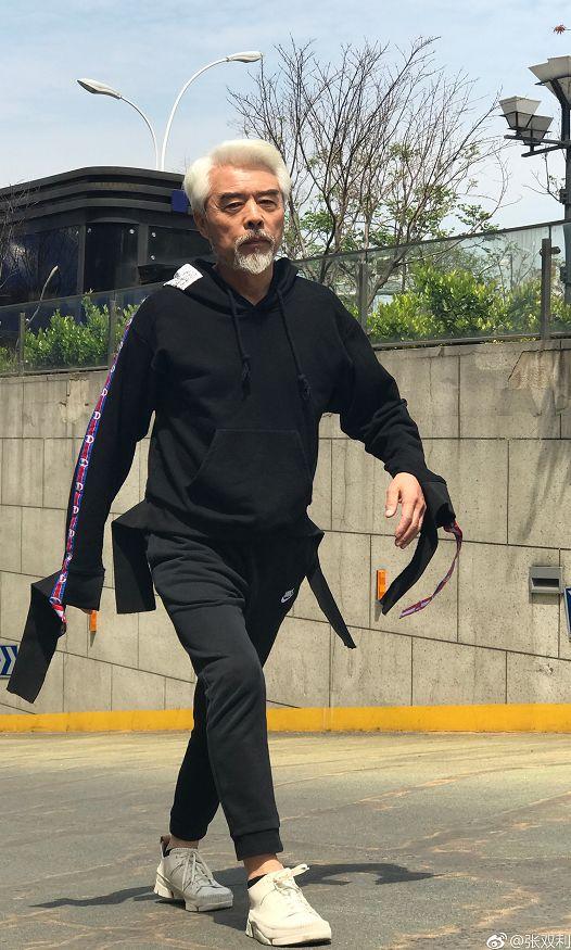 被65岁的大叔帅哭了,演了一辈子配角,却是中国最会穿衣服的男人