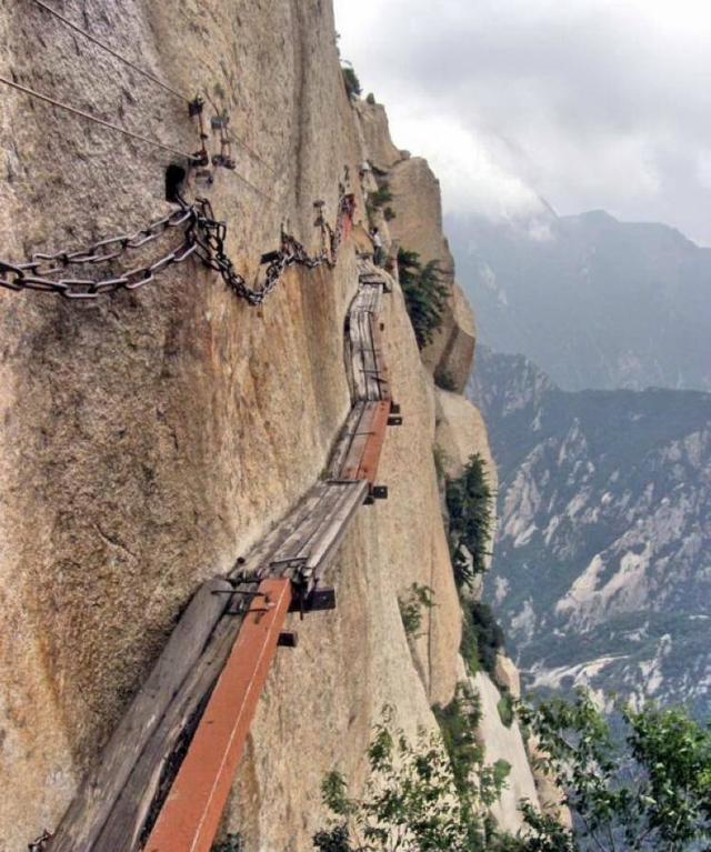 小视频带火中国最危险景点:华山栈道游客掉下悬崖,玻璃栈桥碎了