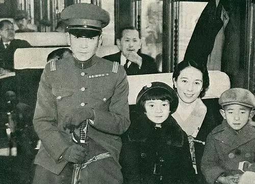 1936年,担任陆军骑兵大尉时的西竹一和妻子儿女.