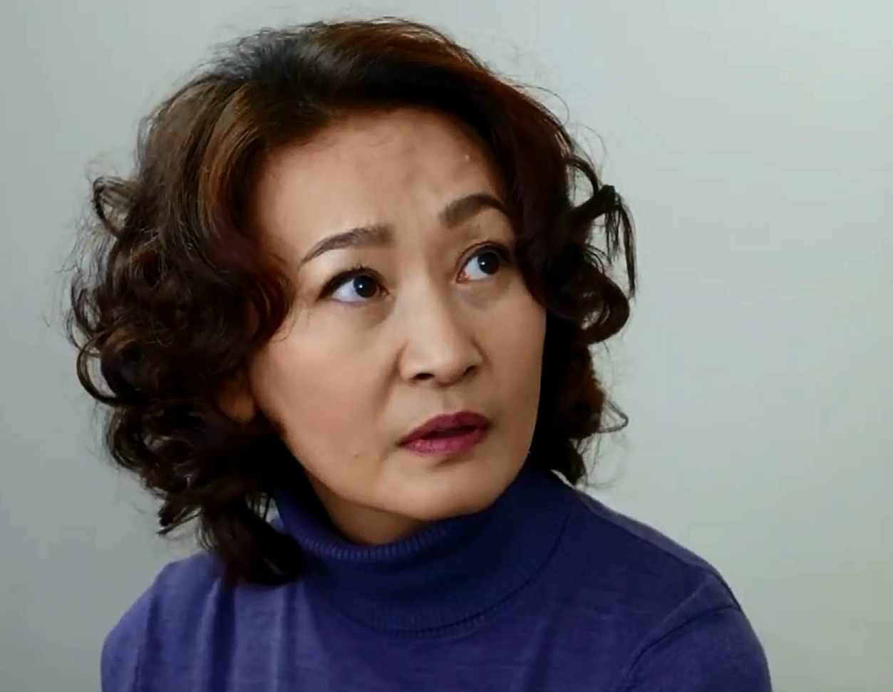 武林飞突然买菜回来原来是想学做菜讨好黄婉莹_新浪看点