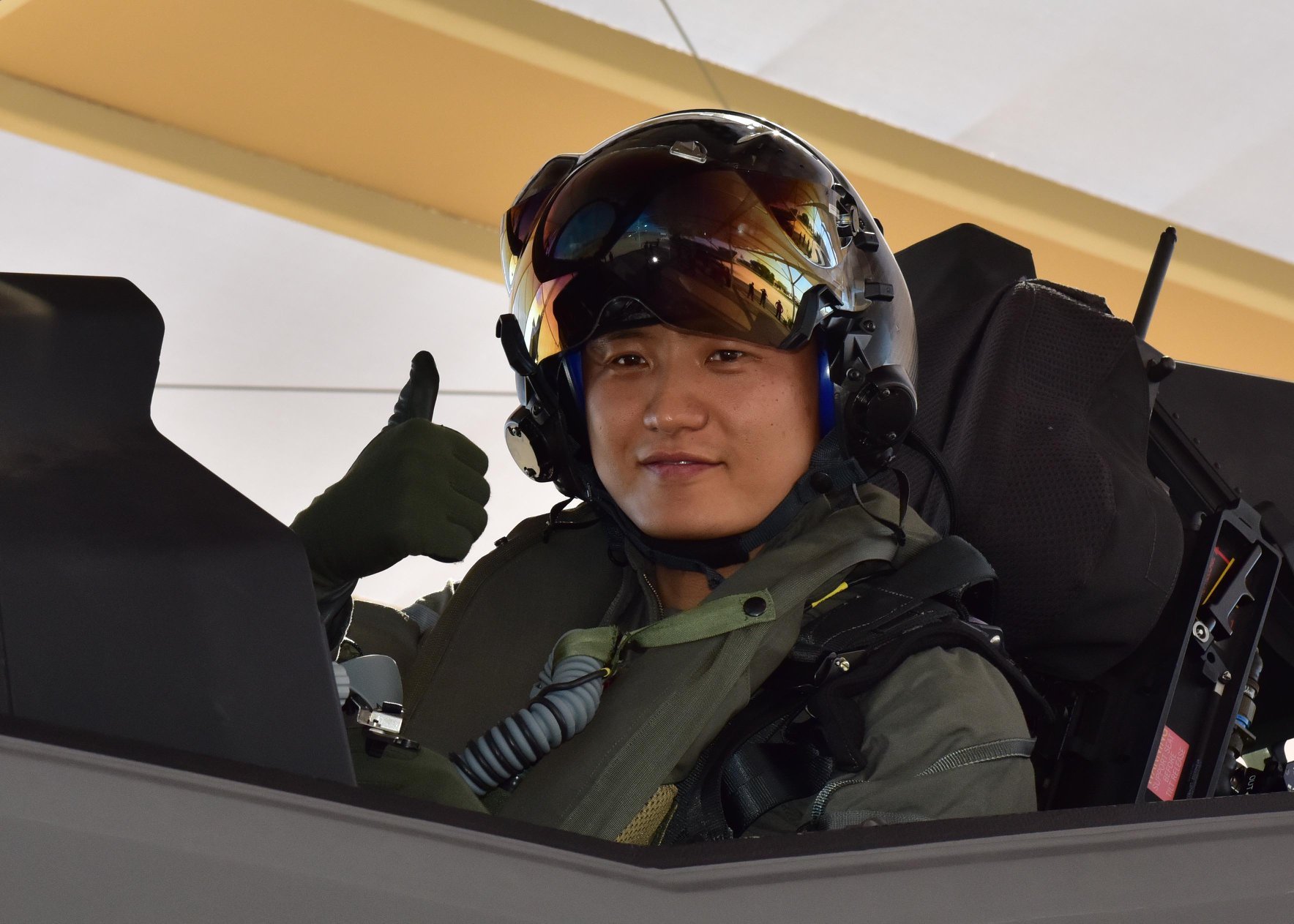 韩国f-35飞行员首飞