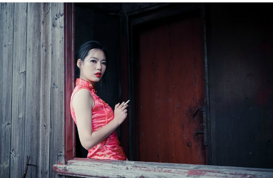 人物摄影女孩穿红色旗袍抽烟的时候最美