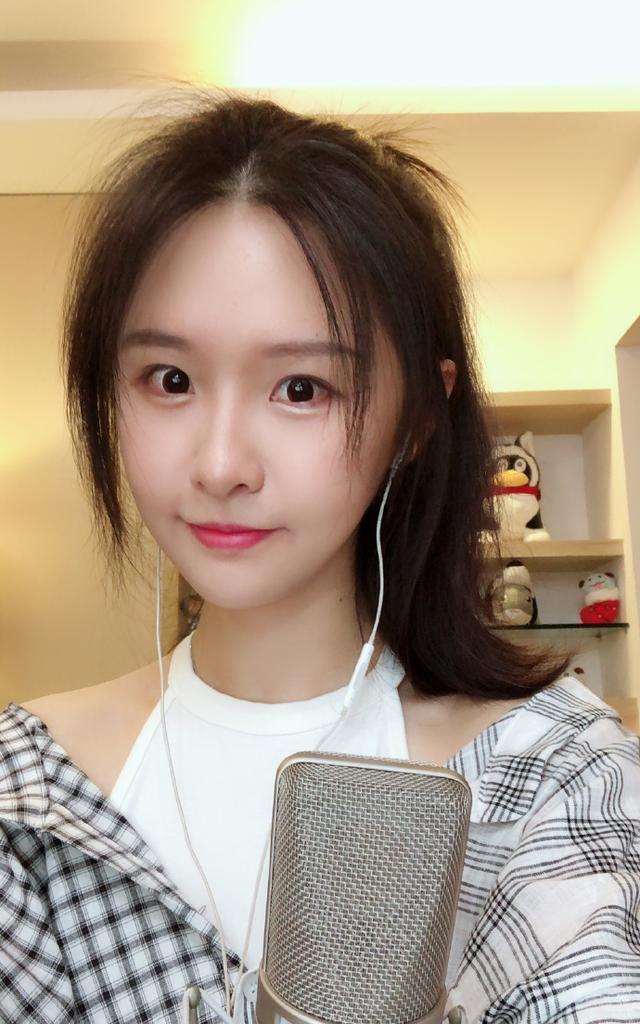 啊冷入驻斗鱼一周年,短短一年内,她是怎么成为直播圈人气王的?