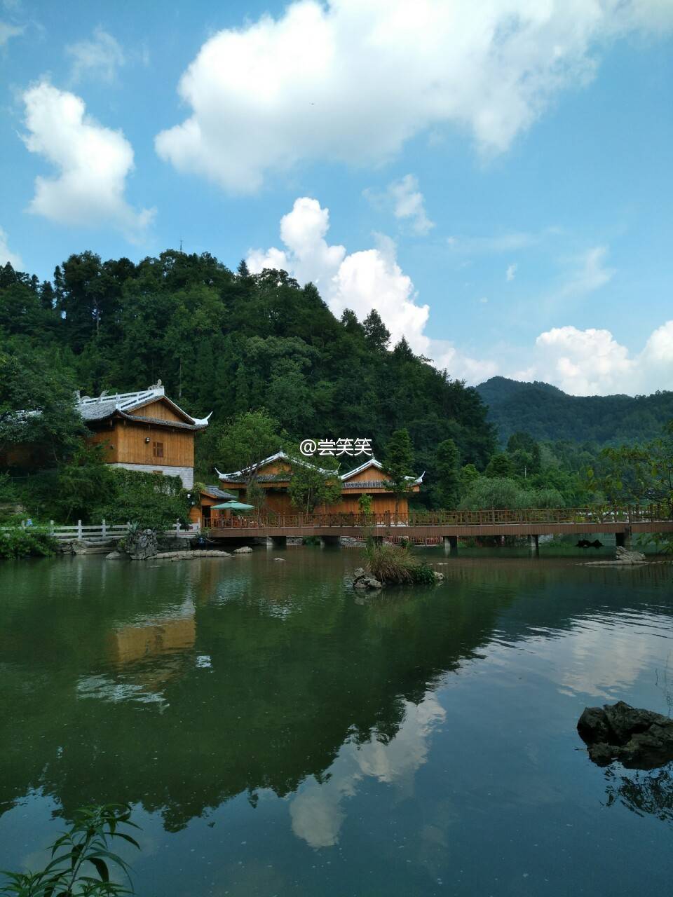 龙宫位于贵州安顺市南郊,距黄果树景区35公里,距安顺市城区27公里