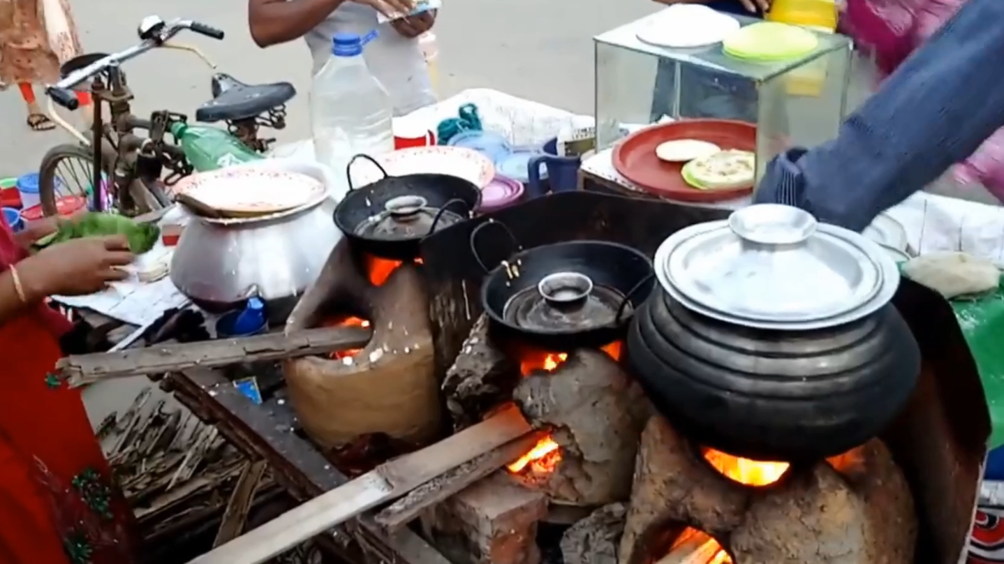 真佩服印度人的开挂生活,三轮车上也能烧柴火灶,遛街去卖小吃!