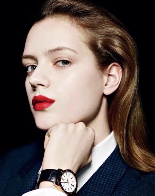 艾瑟西施,小仙女超模也有知性的一面