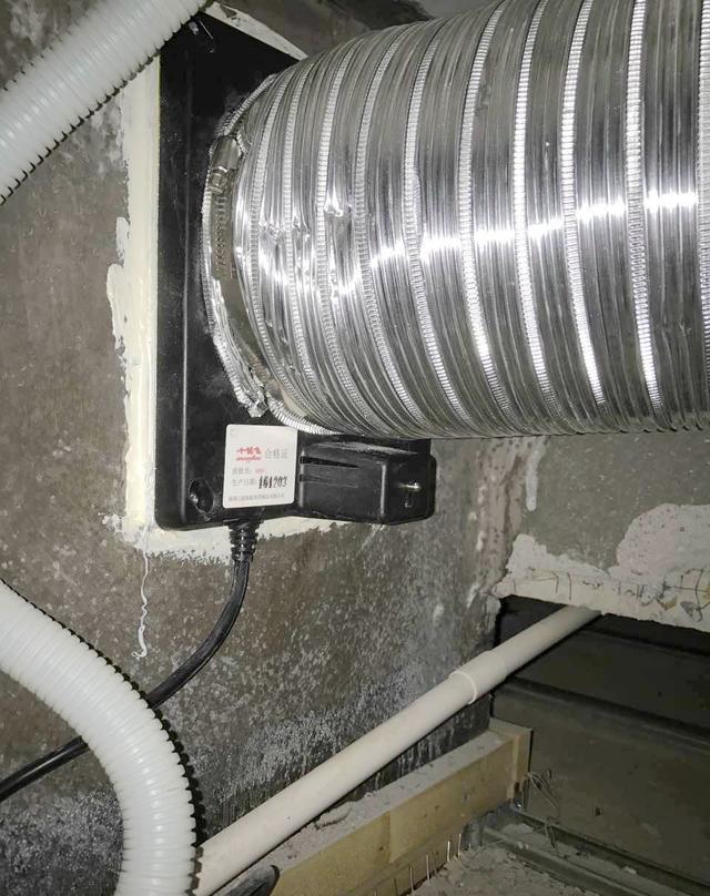 然后再用密封盖把油烟导向一个地方,不让烟道倒灌回来的一个物品,最后