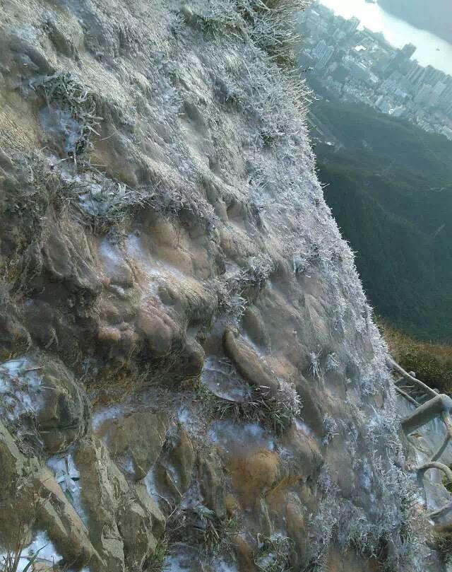 半夜跑去深圳梧桐山上面的雪还记得吗冻死我了