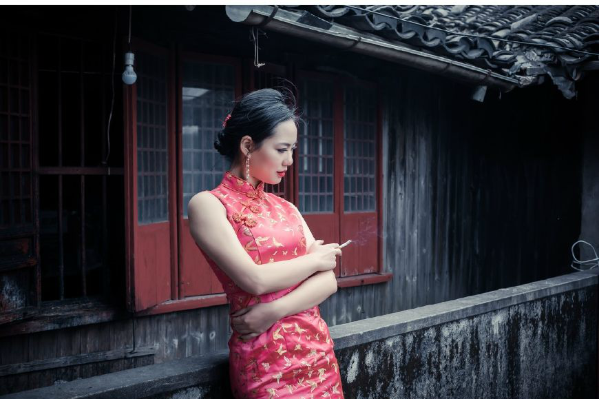人物摄影女孩穿红色旗袍抽烟的时候最美