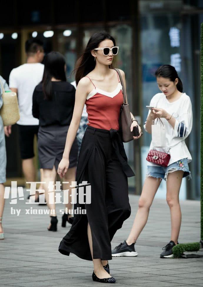 路人街拍有人说阔腿裤已经烂大街但是它遮肉又显高啊