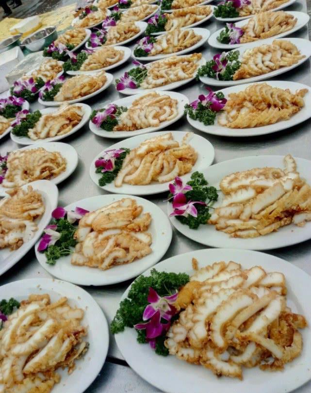 潮汕土豪在家办酒席,龙虾一桌一只,一桌五千下不来!