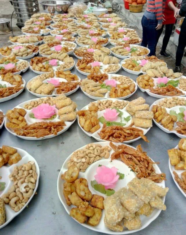 潮汕土豪在家办酒席,龙虾一桌一只,一桌五千下不来!