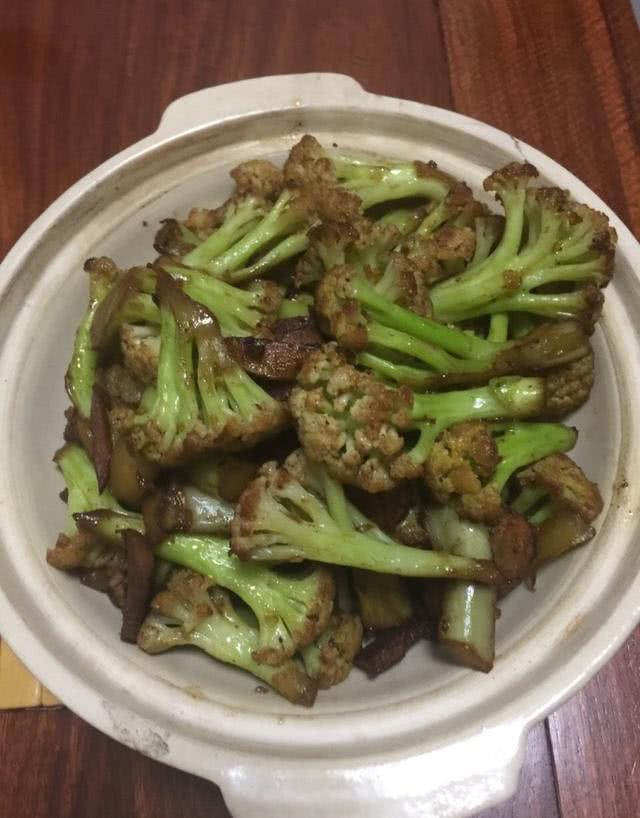 肉炒散花.肉不多,花菜美美哒!像花一样!用上砂锅,与众不同.