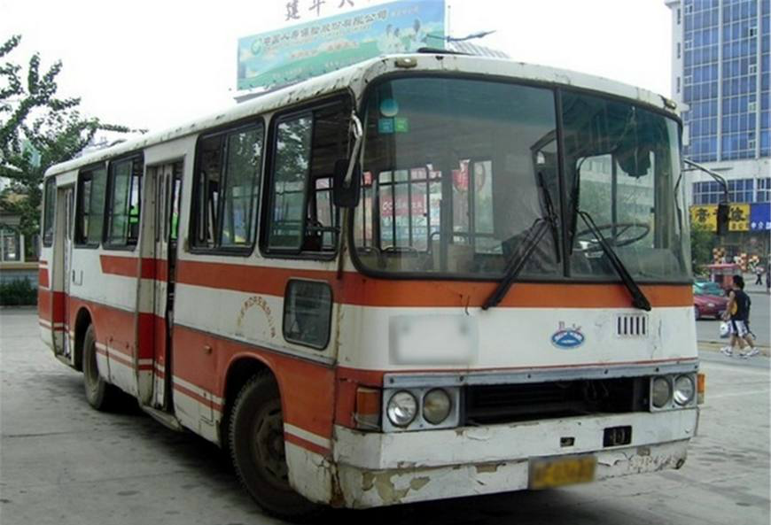 这张图是改制后的,1998年,2路车曾换新车(可能是三湘牌的),实行无人