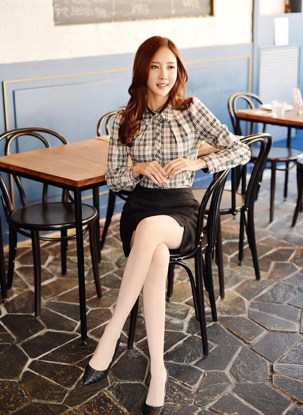 短裙美腿太扎眼, 一眼看去尽妩媚!