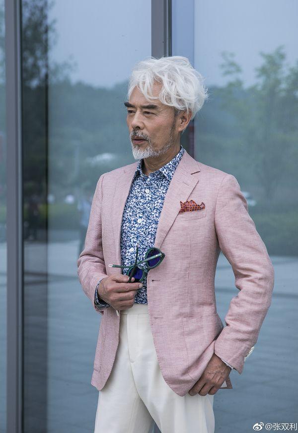 是皱纹横生,肚子下垂一个男人到了64岁什么样?