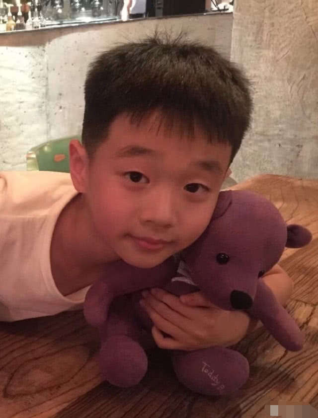 杨威9岁儿子杨阳洋近照,手抱玩偶拍照超有爱,新发型成亮点?
