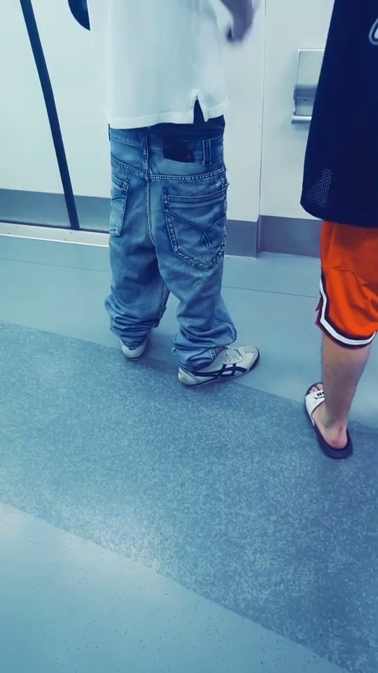 真想过去帮他把裤子提起来