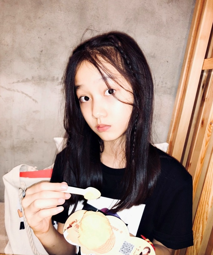 她是,甄嬛传,的温宜公主,如今11岁的她五官长开,太美