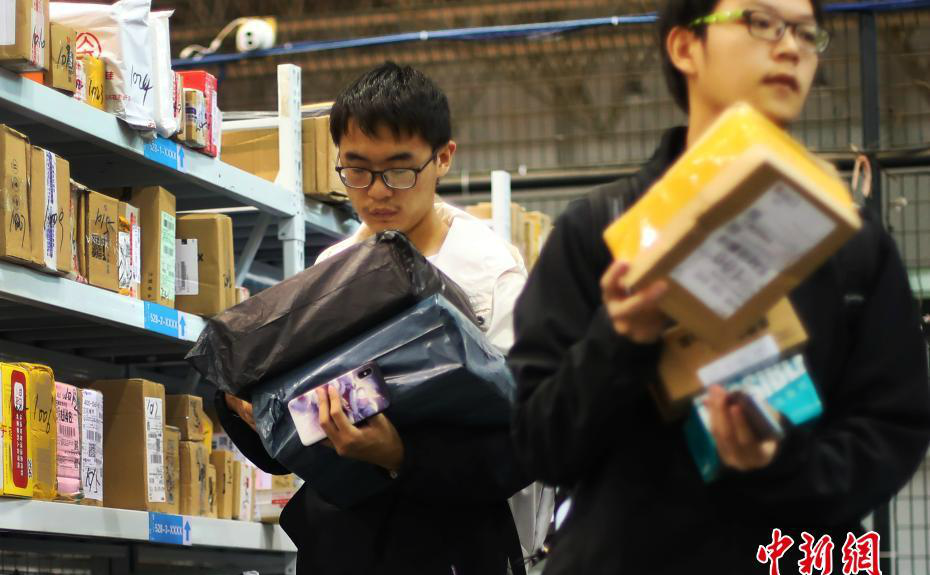 南京航空航天大学江宁校区的大学生有序领取各自的快件.