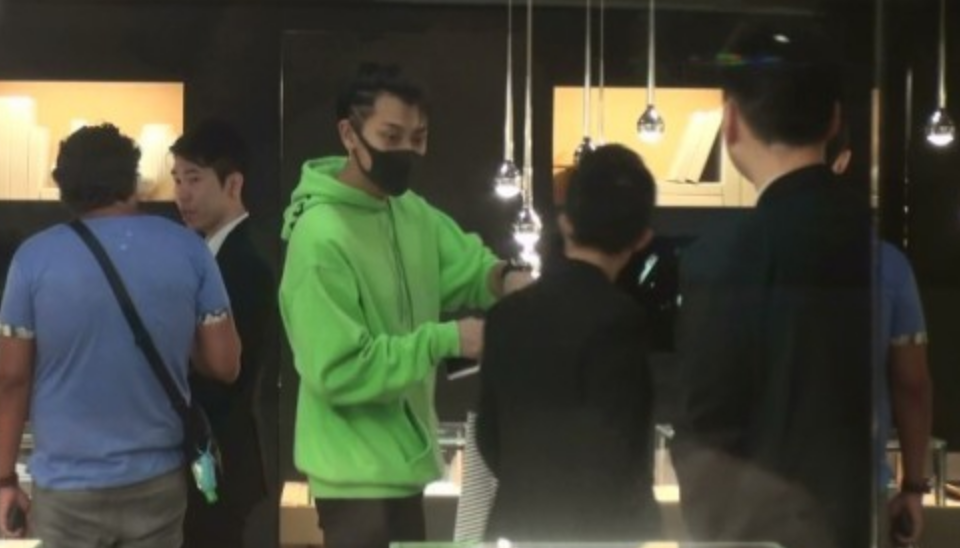 老爸偶遇古天乐忙追星求合影